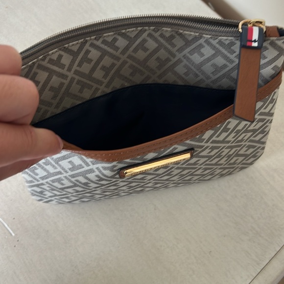 Tommy Hilfiger - Picture 4 of 4